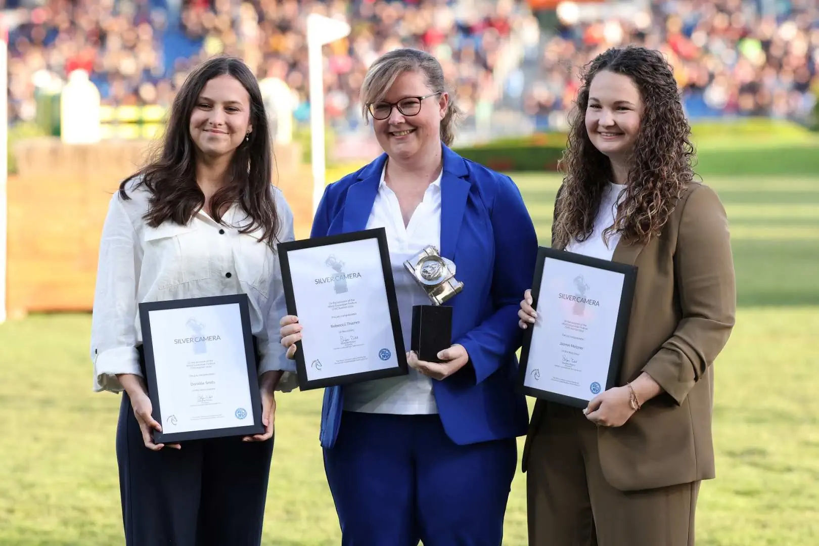 Das Foto zeigt die Siegerin des Fotografenpreises „Silberne Kamera“ Rebecca Thamm mit den Platzierten Danielle Smits und Jasmin Metzner (Foto: CHIO Aachen/Andreas Steindl)