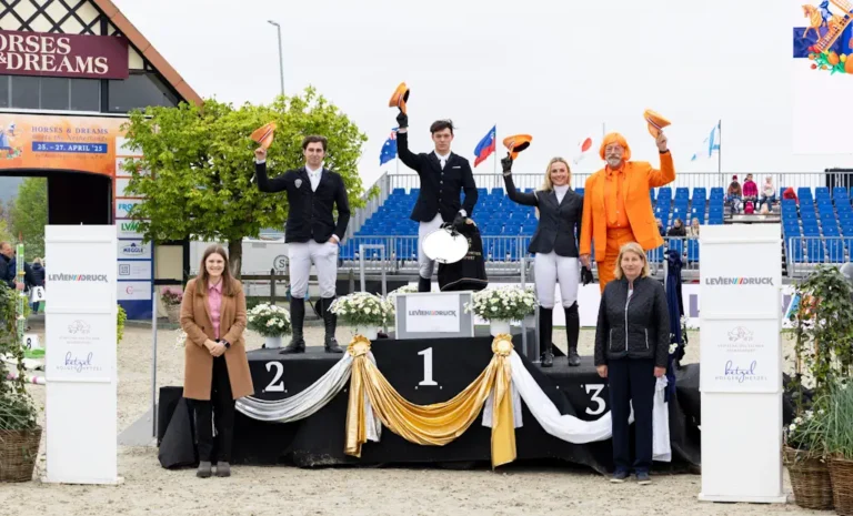 Der Freitagmorgen von Horses & Dreams begann mit dem Nachwuchs im Parcours