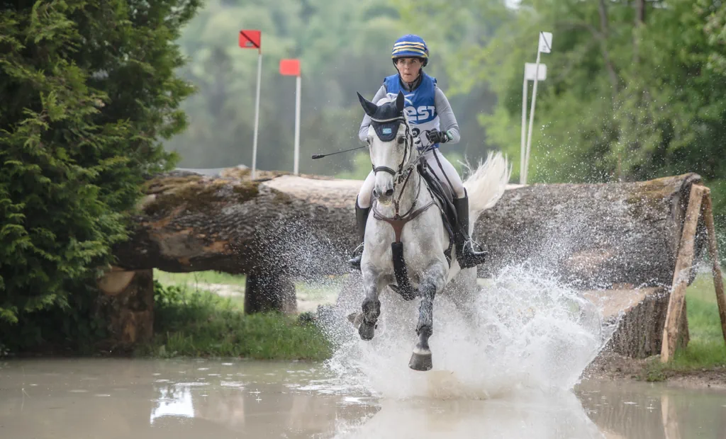 Louise Romeike verteidigt im Gelände die Führung in der 4*-Prüfung