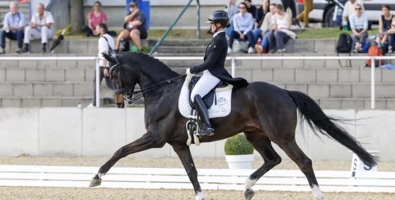 Jessica Süss gewinnt die Qualifikation für das Finale des Nürnberger Burg-Pokals und darf in Frankfurt satteln