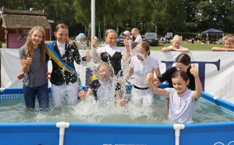 Landesmeister Dressur und Springen feierten ihre Medaillen im Pool