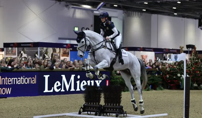 Laura Collett MBE, Louise Bell und Richard Waygood MBE spielen die Hauptrollen